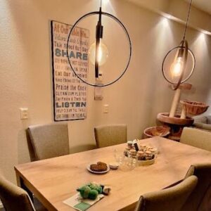 Een nog lege tafel voorafgaand aan het Creacafé