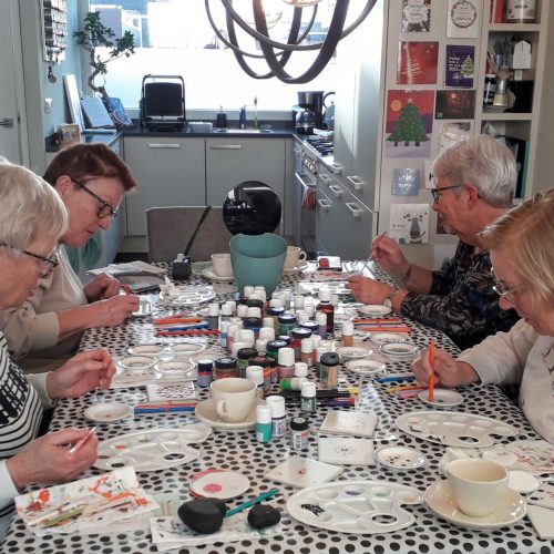 Gezellig aan tafel met z'n allen stippen